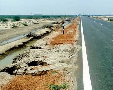 கோப்பேரிமடம் முதல் சித்தார்கோட்டை வரை சாலையின் இருபுறமும் தடுப்புச்சுவர் அமைக்க கோரிக்கை