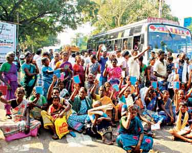 ரேஷன் கார்டுகளுக்கு பொருட்கள் வழங்க மறுப்பு: பொதுமக்கள் சாலை மறியல் போராட்டம்