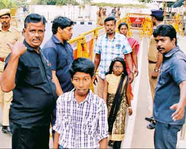 சசிகலாவின் கோரிக்கையை ஏற்று ஜெயலலிதா வீட்டின் முன்பு போலீஸ் பாதுகாப்பு குறைப்பு சசிகலாவின் கோரிக்கையை ஏற்று ஜெயலலிதா வீட்டின் முன்பு போலீஸ் பாதுகாப்பு குறைப்பு