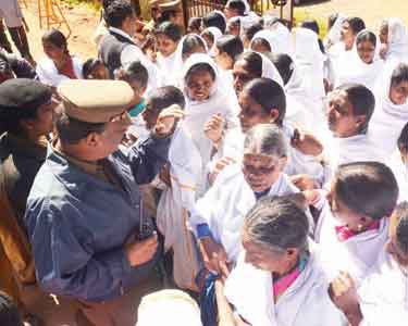 ஊட்டி அருகே மதுக்கடையை அகற்றக்கோரி கலெக்டர் அலுவலகத்தை முற்றுகையிட்ட பெண்கள்