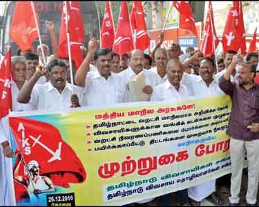 தமிழகத்தை வறட்சி மாநிலமாக அறிவிக்கக்கோரி கலெக்டர் அலுவலகத்தை முற்றுகையிட முயன்ற 80 பேர் கைது