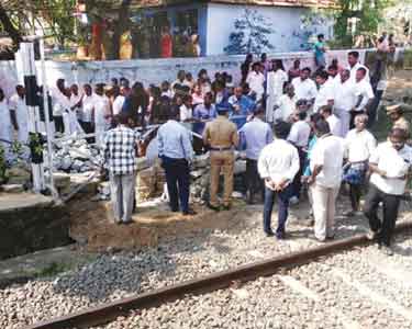 கொட்டாரம் அருகே ரயில்வே கிராசிங்கில் பொதுமக்கள் முற்றுகை போராட்டம்