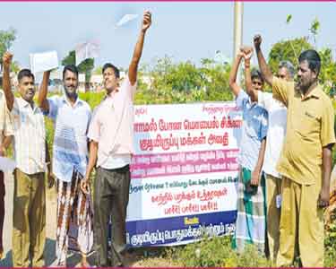 சுனாமி குடியிருப்பில் செல்போன் டவர் அமைக்காததை கண்டித்து கோர்ட்டு உத்தரவு நகலை பட்டம்போல் பறக்கவிட்டு போராட்டம்