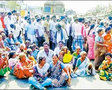 வங்கியில் பணம் வழங்கப்படாததை கண்டித்து பொதுமக்கள் திடீர் சாலை மறியல்