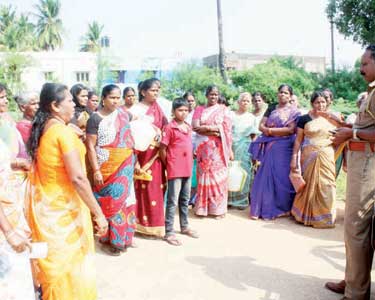 விஸ்வநாததாஸ் நகர் பகுதியில் குடிநீர் வராததை கண்டித்து காலிகுடங்களுடன் பெண்கள் சாலை மறியல் செய்ய முயற்சி போலீசார் பேச்சுவார்த்தை நடத்தினர்