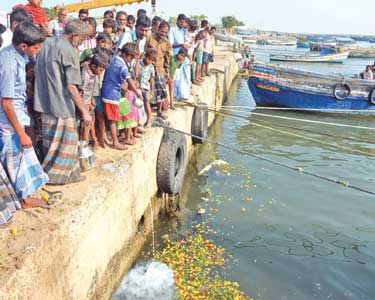 தூத்துக்குடியில் சுனாமி நினைவுநாள்: கடலில் மலர் தூவி மக்கள் கண்ணீர் அஞ்சலி சிறுவர்கள் மெழுகுவர்த்தி ஏற்றி வழிபாடு