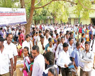 பாளையங்கோட்டையில் கால்நடை பராமரிப்புத்துறை உதவியாளர் பணியிடங்களுக்கான நேர்காணல் பெண்கள் கைக்குழந்தைகளுடன் கலந்து கொண்டனர்