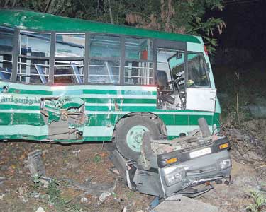 காவேரிப்பட்டணம் அருகே பஸ் மீது லாரி மோதி 10 பேர் படுகாயம்