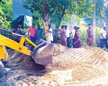 கடலூர் அருகே பரபரப்பு மணல் கடத்தலை தடுக்க முயன்றபோது சம்பவம்: பயங்கர ஆயுதங்களை காட்டி அதிகாரிகளுக்கு கொலை மிரட்டல் பறிமுதல் செய்யப்பட்ட மாட்டுவண்டிகளை மீட்டுச்சென்ற 50 பேர் மீது வழக்கு