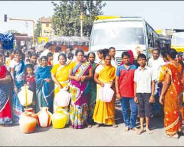 வி.கைகாட்டி பகுதிக்கு குடிநீர் வழங்கக்கோரி காலிக்குடங்களுடன் பொதுமக்கள் சாலை மறியல் போக்குவரத்து பாதிப்பு