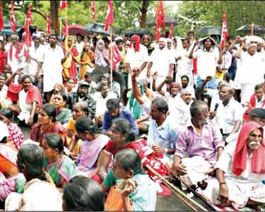 தமிழகத்தை வறட்சி மாநிலமாக அறிவிக்க வலியுறுத்தி கலெக்டர் அலுவலகத்தில் விவசாயிகள் காத்திருப்பு போராட்டம் 402 பேர் கைது