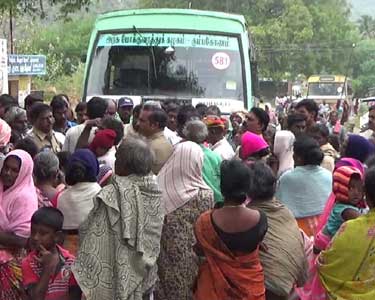 பெரம்பலூர் அருகே குடிநீர் கேட்டு பொதுமக்கள் சாலை மறியல் போராட்டம் போக்குவரத்து பாதிப்பு