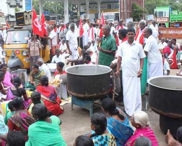 புதுக்கோட்டை கலெக்டர் அலுவலகம் முன்பு தமிழகத்தை வறட்சி மாநிலமாக அறிவிக்கக்கோரி 3-வது நாளாக காத்திருப்பு போராட்டம்