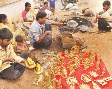 புதுக்கோட்டையில் பட்டறை அமைத்து உலோக சிலைகளை செய்யும் வெளிமாநில தொழிலாளர்கள்