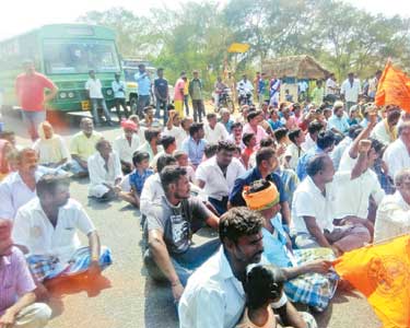 திருக்கழுக்குன்றம் அருகே வருவாய்த்துறையினரை கண்டித்து பொதுமக்கள் சாலை மறியல்