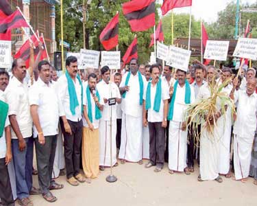 கோவில்பட்டியில் ம.தி.மு.க.வினர் ஆர்ப்பாட்டம் தூத்துக்குடியை வறட்சி மாவட்டமாக அறிவிக்க கோரிக்கை