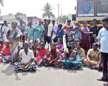 அரூரில்  ரே‌ஷன் கடையில் பொருட்கள் வழங்காததை கண்டித்து பொதுமக்கள் சாலை மறியல் போக்குவரத்து பாதிப்பு