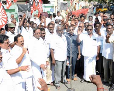 ஓய்வுபெற்றவர்களுக்கு நிலுவை தொகையை வழங்கக்கோரி போக்குவரத்துக்கழக தொழிற்சங்கத்தினர் ஆர்ப்பாட்டம்