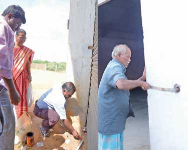 தூத்துக்குடியில் விதிமுறை மீறி கட்டப்பட்ட 18 கிட்டங்கிகளுக்கு சீல் வைப்பு உள்ளூர் திட்டக்குழும அதிகாரிகள் நடவடிக்கை