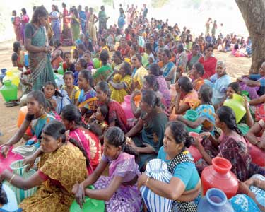 களக்காடு அருகே குடிநீர் கேட்டு பொதுமக்கள் காலிக் குடங்களுடன் போராட்டம்