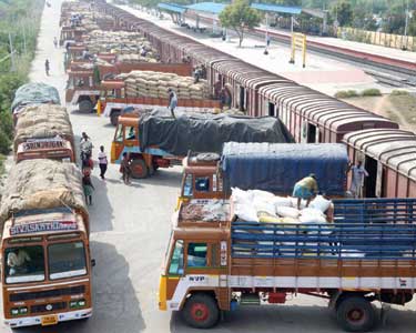 நாமக்கல்லுக்கு 2,560 டன் மக்காச்சோளம் சரக்கு ரெயிலில் வந்தது