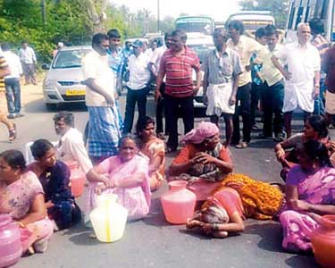 தடையின்றி குடிநீர் வினியோகம் செய்யக்கோரி கிராம மக்கள் சாலை மறியல் செஞ்சி அருகே பரபரப்பு