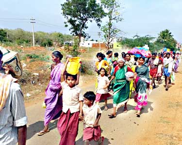 சின்னமனூர் அருகே ஊரை விட்டு வெளியேறிய கிராம மக்கள் வழக்கை திரும்பப்பெற வலியுறுத்தி போராட்டம்