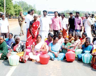 புதுக்கோட்டை அருகே குடிநீர் கேட்டு காலிகுடங்களுடன் பொதுமக்கள் சாலையில் அமர்ந்து மறியல் போக்குவரத்து பாதிப்பு