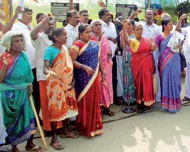 வீட்டு வசதி வாரியத்துக்கு நிலம் கையகப்படுத்துவதை எதிர்த்து விடுதலை சிறுத்தைகள் கட்சியினர் ஆர்ப்பாட்டம்