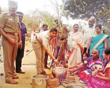 கோவை மாவட்ட போலீஸ் சார்பில் ஆதிவாசி கிராம மக்களுடன் காட்டுப்பொங்கல் விழா