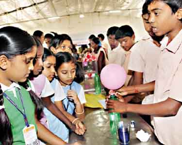 அரசு பள்ளி மாணவ, மாணவிகளை இளம் விஞ்ஞானிகளாக உருவாக்க அறிவியல் கண்காட்சி