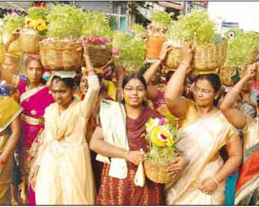 ஈரோட்டில் மாரியம்மன் கோவில்களில் கம்பம் பிடுங்கும் விழா