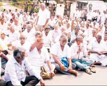 அரசு போக்குவரத்து கழக மண்டல அலுவலகத்தை முற்றுகையிட்டு போராட்டம்