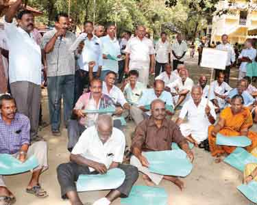 ஓய்வு பெற்ற அரசு போக்குவரத்து தொழிலாளர்கள் நூதன போராட்டம்