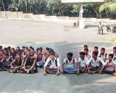 அரசு போக்குவரத்துக்கழக பணிமனையை மாணவ, மாணவிகள் முற்றுகை