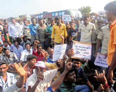 ஜல்லிக்கட்டு நடத்தக்கோரி கிராம மக்கள் சாலை மறியல் அரசு பஸ் மீது கல்வீச்சு; போலீஸ் தடியடி