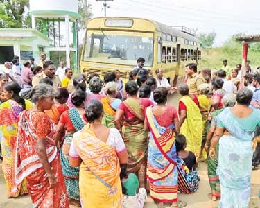 புயல் நிவாரணம் வழங்கக்கோரி அரசு பஸ் சிறை பிடிப்பு