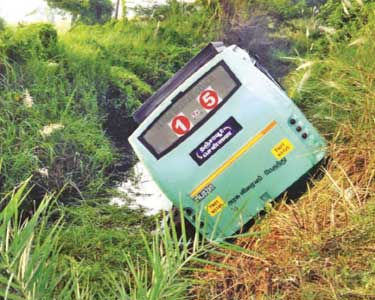 கும்பகோணம் அருகே வாய்க்காலில் அரசு பஸ் கவிழ்ந்தது; டிரைவர் உள்பட 6 பேர் காயம்