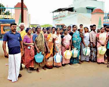 குடிநீர் கேட்டு காலிக்குடங்களுடன் ஊராட்சி அலுவலகத்தை பொதுமக்கள் முற்றுகை