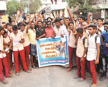 ஜல்லிக்கட்டு நடத்த நடவடிக்கை எடுக்காத மத்திய–மாநில அரசுகளை கண்டித்து தி.மு.க.வினர் ஆர்ப்பாட்டம்