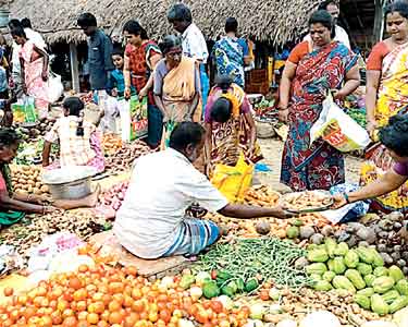 விழுப்புரத்தில் பொங்கல் பொருட்கள் வாங்க அலைமோதிய மக்கள் கூட்டம்