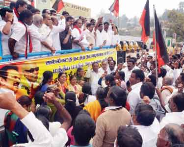 ஜல்லிக்கட்டு நடத்த அனுமதிக்க கோரி கோவையில், தி.மு.க.வினர் ஆர்ப்பாட்டம்