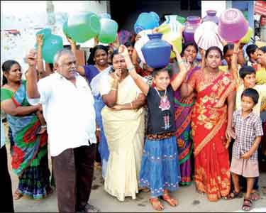 தாராபுரத்தில் குடிநீர் கேட்டு காலிக்குடங்களுடன் பெண்கள் திடீர் சாலை மறியல்