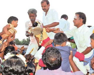 நன்மையை கணிக்கும் ‘நரி ஓட்டம்’ நரி கிடைக்காததால் முயலை வைத்து விழா நடத்தும் கிராமத்தினர்.