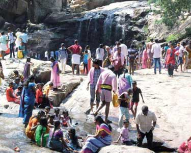 பொங்கல் பண்டிகையையொட்டி பஞ்சலிங்க அருவியில் குவிந்த சுற்றுலா பயணிகள்