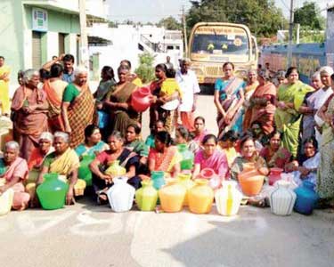 தளி அருகே குடிநீர் கேட்டு பொதுமக்கள் காலிக்குடங்களுடன் சாலை மறியல்