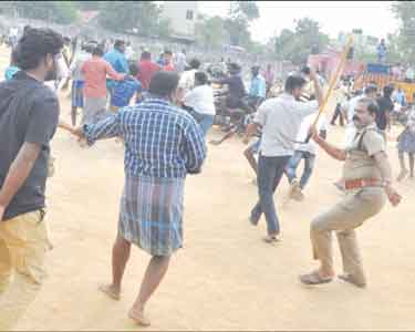 காளைகளை அவிழ்த்து விட முயன்றவர்களுடன் போலீசார் வாக்குவாதம்-தடியடி