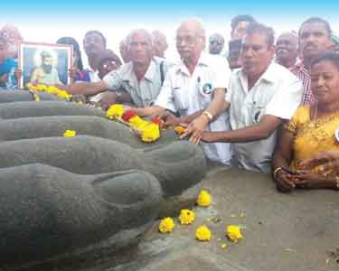 கடலின் நடுவில் உள்ள திருவள்ளுவர் சிலைக்கு தமிழ் அறிஞர்கள் மலர் தூவி மரியாதை