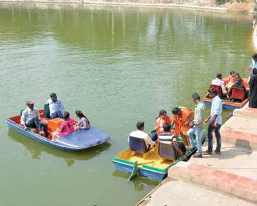 காணும்பொங்கலை முன்னிட்டு சாத்தனூர் அணையில் குவிந்த சுற்றுலா பயணிகள்