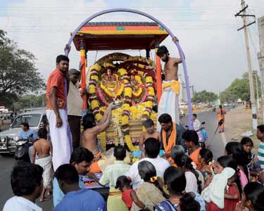 திருவண்ணாமலையில் கிரிவலம் சென்ற அண்ணாமலையார் வழிநெடுகிலும் பக்தர்கள் தரிசனம்